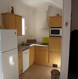 Kylskåp, mikrovågsugn, spishäll och diskmaskin