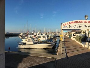 Marina - House located on a pedestrian street leading to the beach, with private patio. (Saintes-Maries-de-la-Mer)