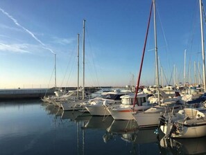Marina - House located on a pedestrian street leading to the beach, with private patio. (Saintes-Maries-de-la-Mer)