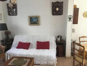 2 bedrooms, iron/ironing board, free WiFi, bed sheets - House located on a pedestrian street leading to the beach, with private patio. (Saintes-Maries-de-la-Mer)