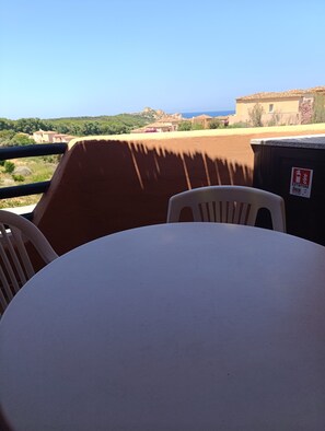 Outdoor dining - Cosy apartment for 4 people with A/C, pool, TV and patio (Trinità D'agultu E Vignola)