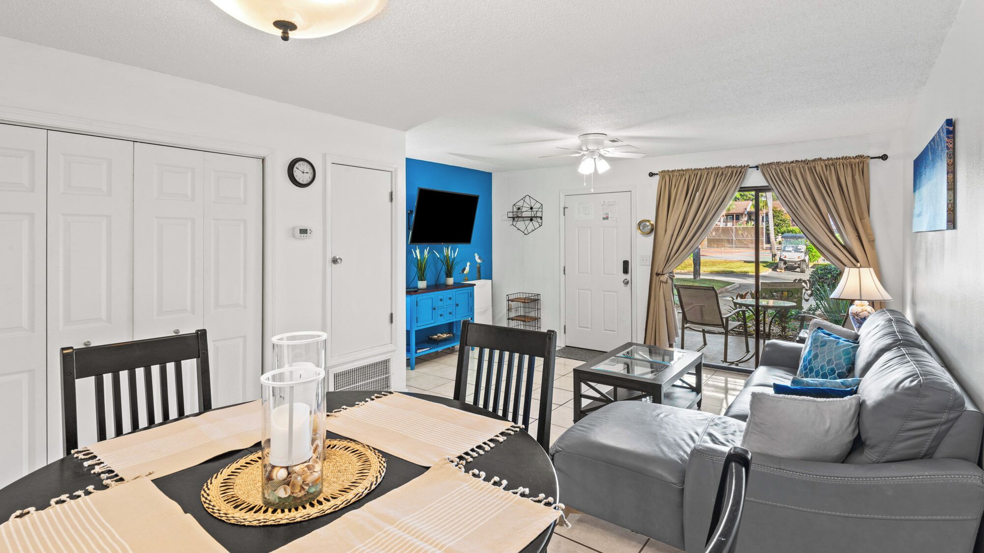 ทาวน์โฮม, หลายเตียง, ลานระเบียง, วิวสวน (Portside Resort V4) | บริเวณนั่งเล่น