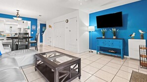 Casa de ciudad, varias camas, patio, vista al jardín (Portside Resort V4) | Área de sala de estar