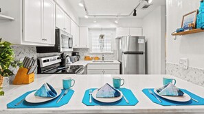 Casa de ciudad, varias camas, patio, vista al jardín (Portside Resort V4) | Cocina privada