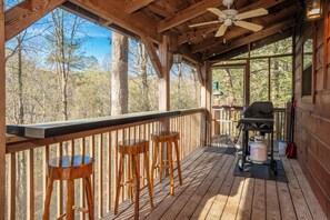 Terrace/patio - WhispPineR: Wooded View, Hot Tub, Wifi, Secluded, Game Room, Theater (Sevierville)