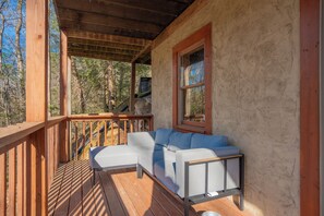 Property grounds - WhispPineR: Wooded View, Hot Tub, Wifi, Secluded, Game Room, Theater (Sevierville)