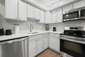 Fridge, microwave, oven, stovetop - Modern 2BR Suite – Easy Access to Nats Park (Washington)
