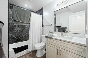 Hair dryer, towels - Modern 2BR Suite – Easy Access to Nats Park (Washington)
