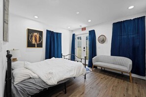 Iron/ironing board, free WiFi, bed sheets - Modern 2BR Suite – Easy Access to Nats Park (Washington)