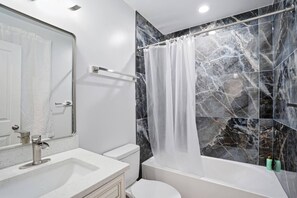 Hair dryer, towels - Private 2BR Carriage House near Navy Yard (Washington)