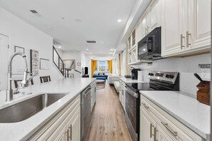 Fridge, microwave, oven, stovetop - Modern 4BR House – Mins to Stadiums & Wharf (Washington)