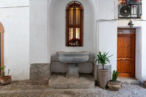 Exterior detail - Cozy two-level apartment of about 25 sqm, perfect 2 two people, located on the ground floor of a period building. The property is located within the restricted traffic zone, just behind the Cathedral and a short walk from the city's main landmarks: Merca (Palermo)