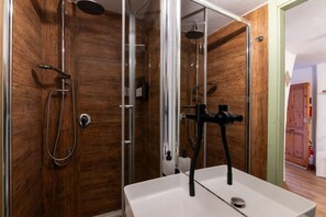 Shower, towels - Cozy two-level apartment of about 25 sqm, perfect 2 two people, located on the ground floor of a period building. The property is located within the restricted traffic zone, just behind the Cathedral and a short walk from the city's main landmarks: Merca (Palermo)