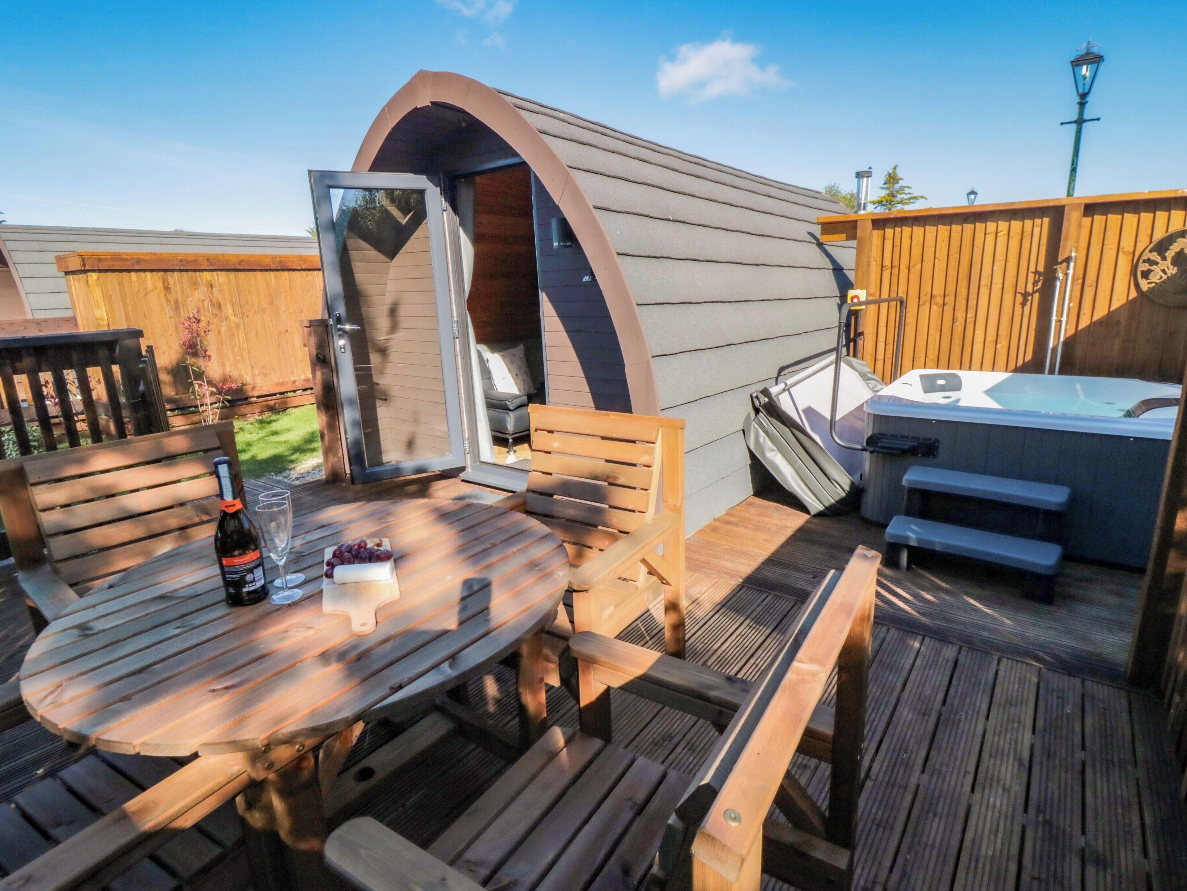 Cottage | Outdoor spa tub