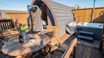 Cottage | Outdoor spa tub