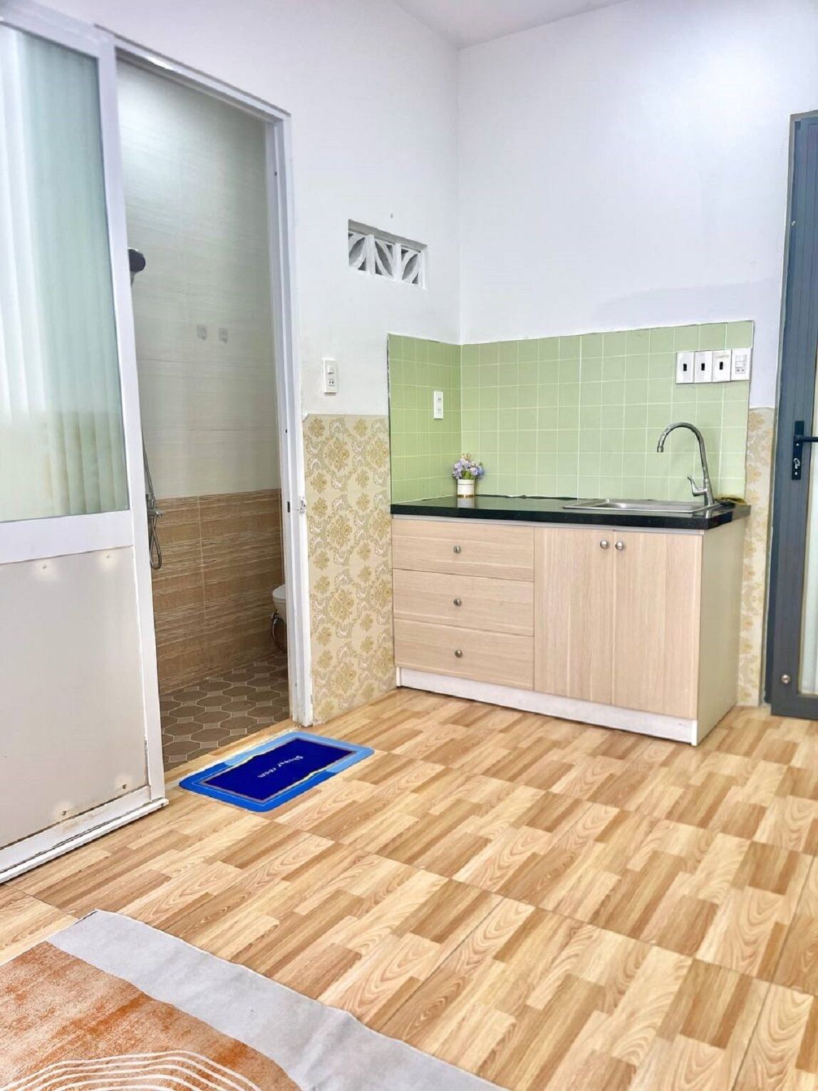 Een douche, een haardroger, een bidet, handdoeken