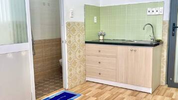 Een douche, een haardroger, een bidet, handdoeken
