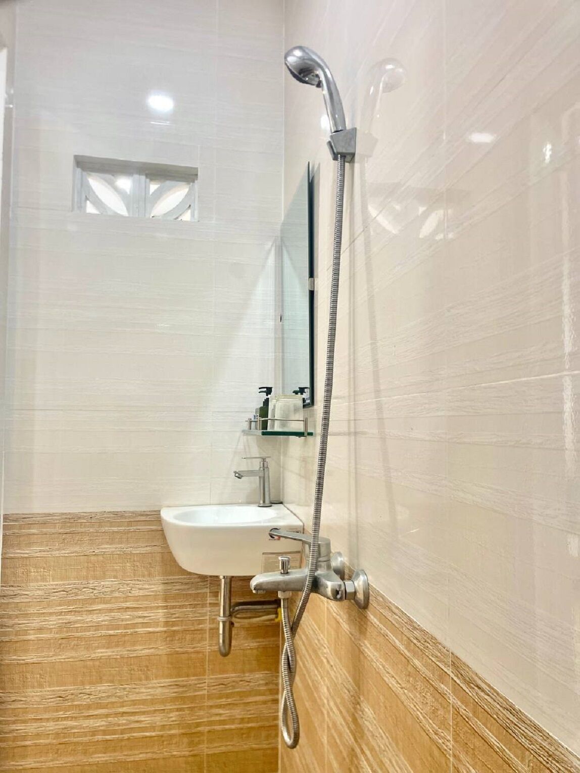 Een douche, een haardroger, een bidet, handdoeken