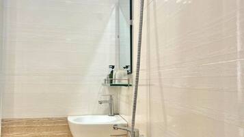 Een douche, een haardroger, een bidet, handdoeken
