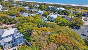 A residential area with houses, a swimming pool, and a beach in the background. - Live Oak Beach House (Isle of Palms)