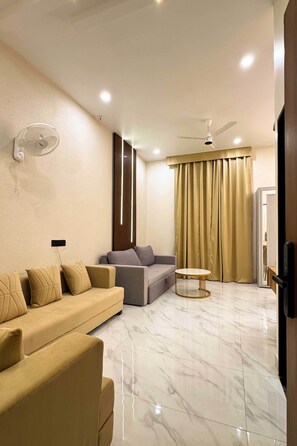 ห้องดีลักซ์สวีท, วิวแม่น้ำ | บริเวณนั่งเล่น