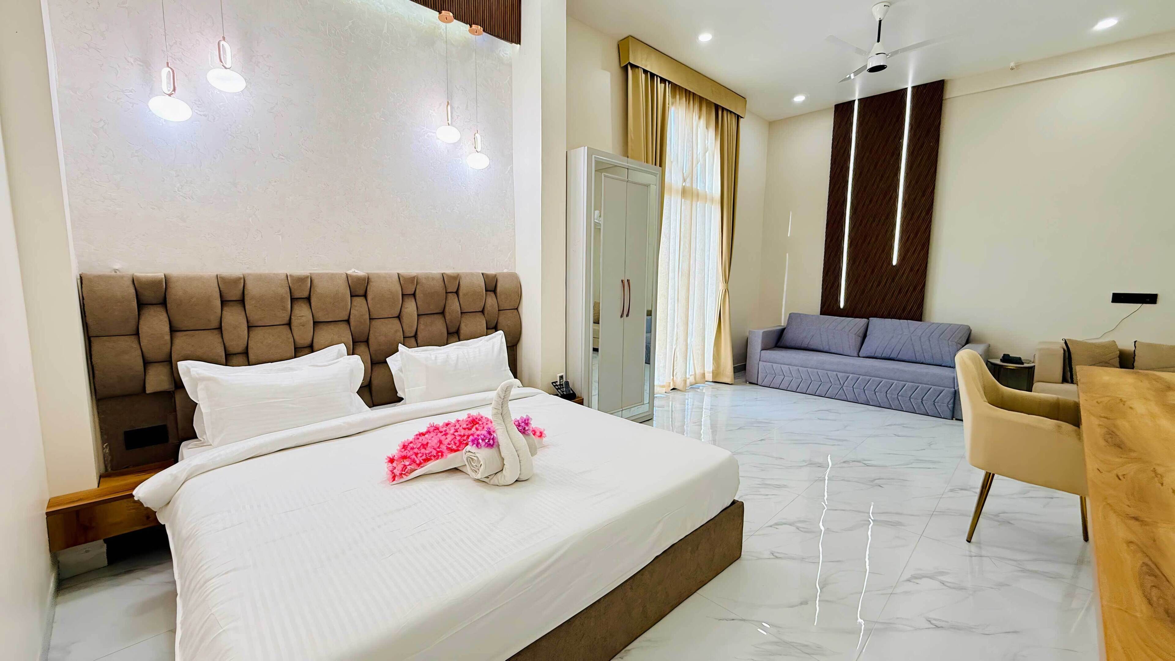 Executive Suite, River View | Desk, laptop workspace, free WiFi