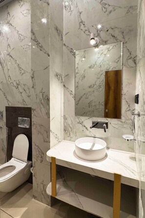 ห้องดีลักซ์สวีท, วิวแม่น้ำ | ห้องน้ำ