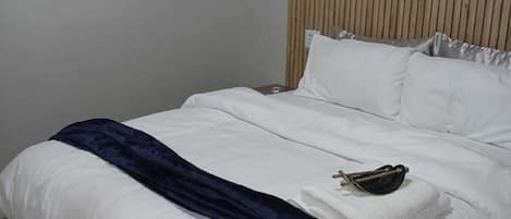 5 bedrooms, iron/ironing board, WiFi, bed sheets