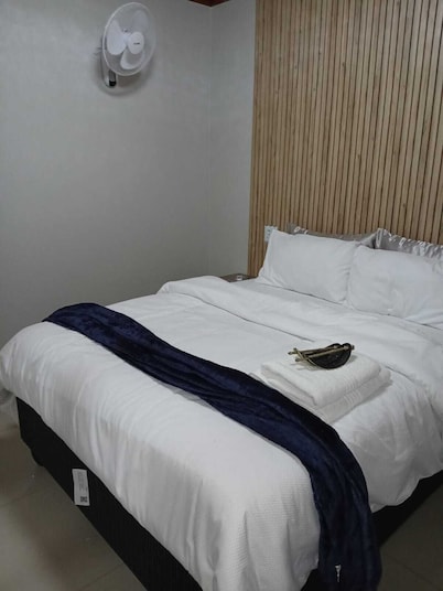 Brilliant 5-bedroom house with spacious rooms and great security in Westonaria
