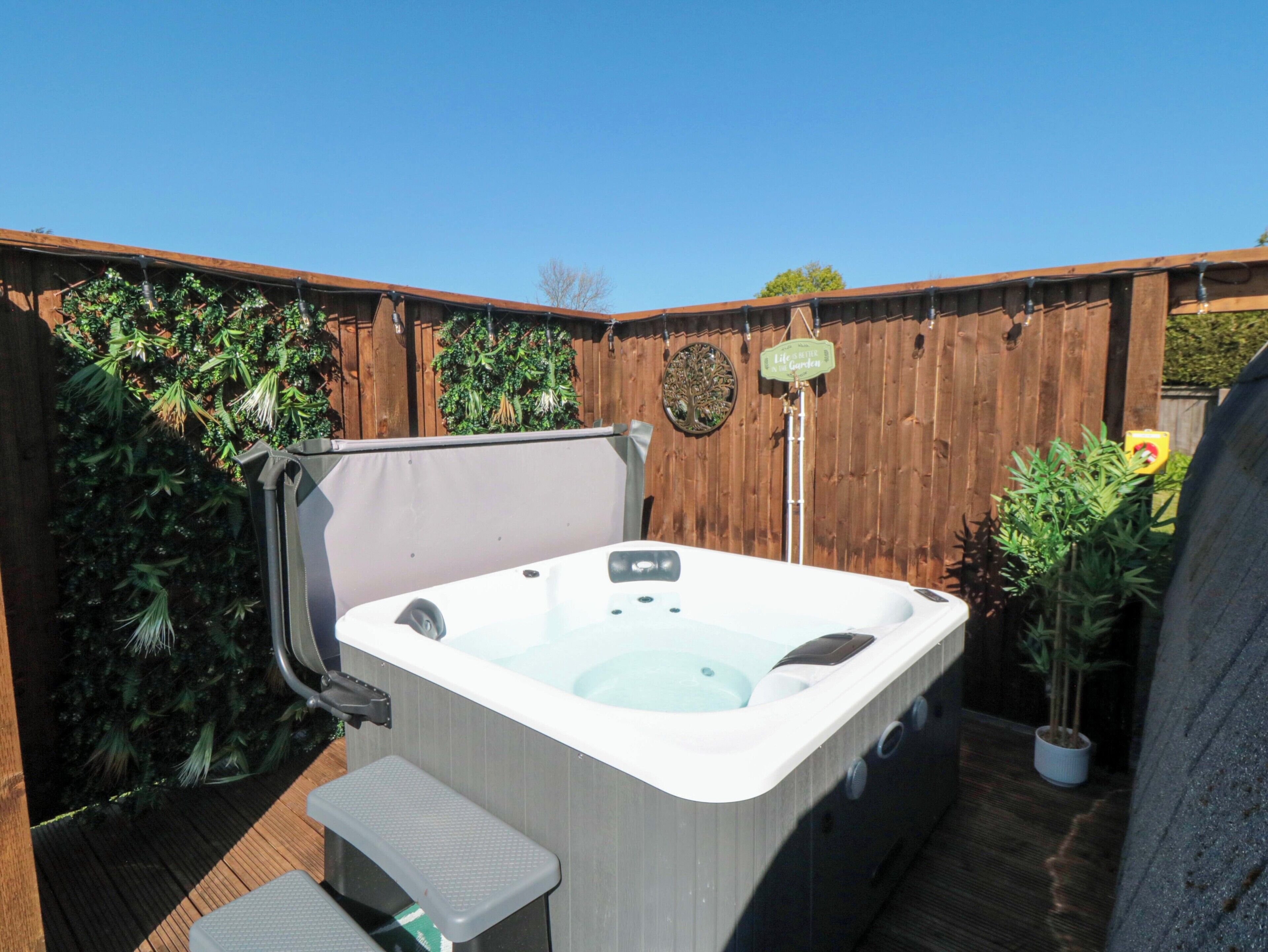 Cottage | Outdoor spa tub