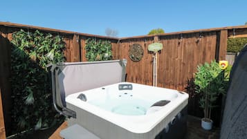 Cottage | Outdoor spa tub
