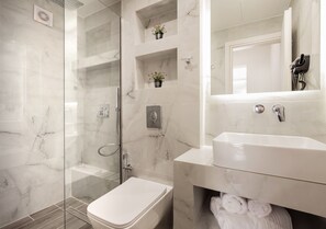 Dusche, Haartrockner, Handtücher, Toilettenpapier