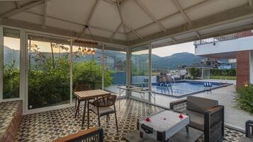 Deluxe Villa | Outdoor dining