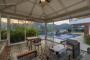 Deluxe Villa | Outdoor dining - ELIVAAS Nimishka 5 BHK Villa with Pool (Mawal)