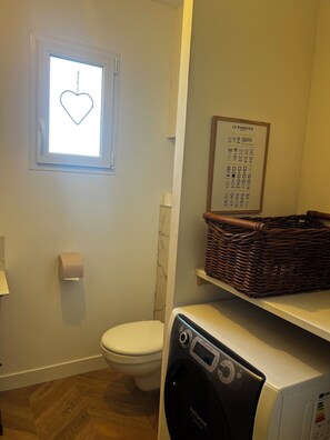 Shower, jetted tub, hair dryer, towels