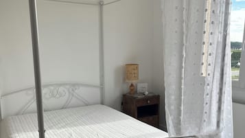 2 habitaciones, escritorio, tabla de planchar con plancha y wifi gratis