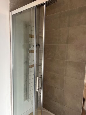 Shower, jetted tub, hair dryer, towels