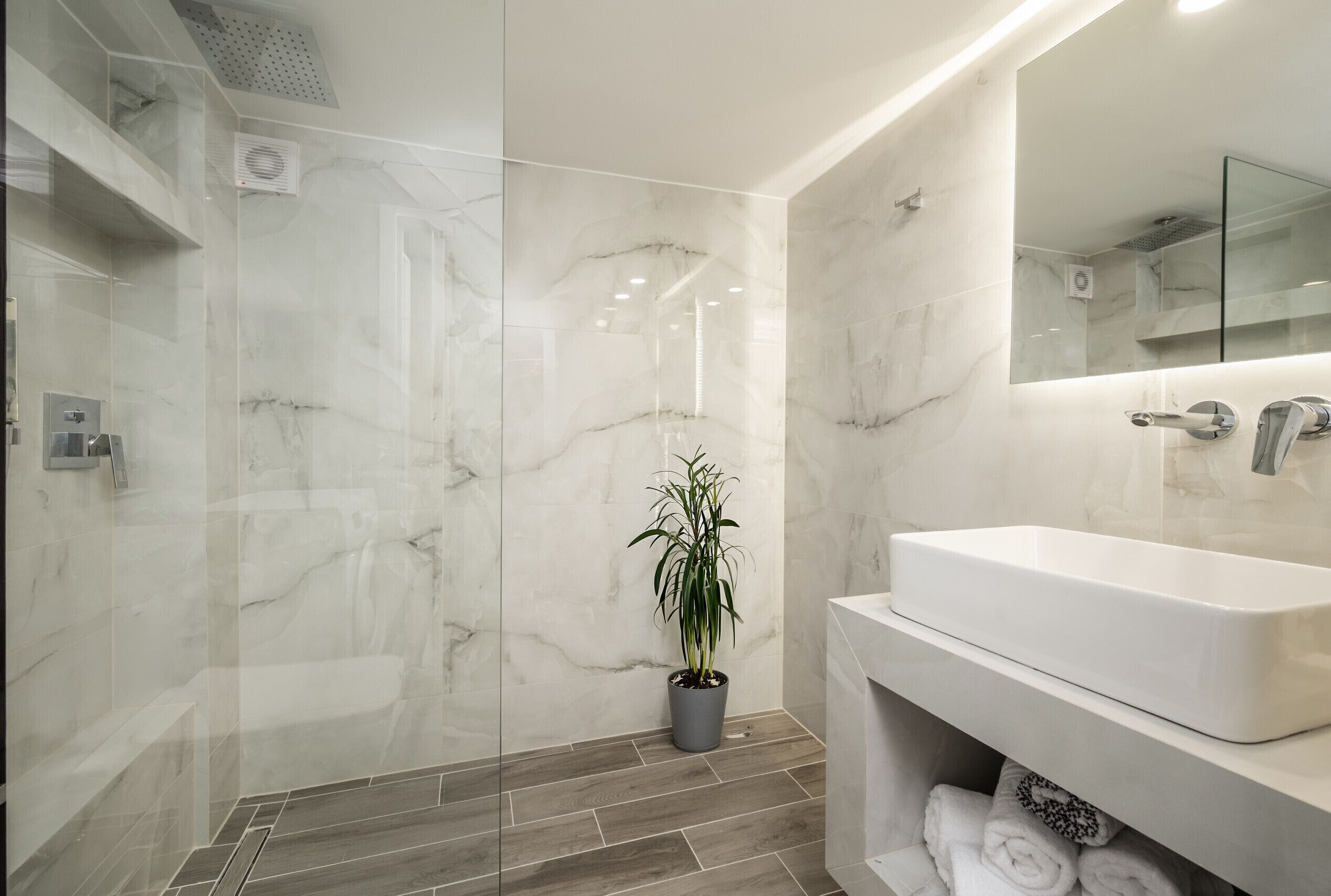 Dusche, Haartrockner, Handtücher, Toilettenpapier