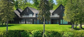 *NEW LISTING* Newly Built Walloon Lodge with Guest Houses