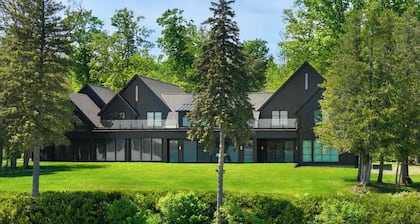 *NEW LISTING* Newly Built Walloon Lodge with Guest Houses