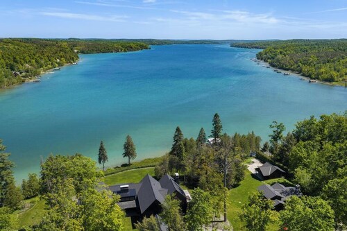 *NEW LISTING* Newly Built Walloon Lodge with Guest Houses