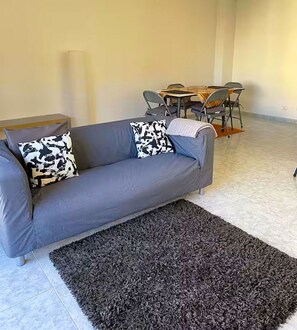 Living area - Spacious 3BR apartment near Lisbon & Sintra - great for families and groups (Algueirão-Mem Martins)