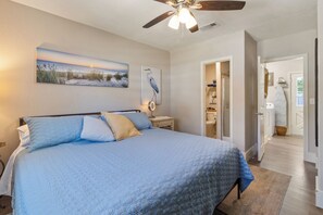 4 bedrooms, iron/ironing board, free WiFi, bed sheets - Perfect for families and groups! Enjoy a spacious home with a screened patio, fire pit, and kid-friendly yard. Prime location near the Science Center and main roads. Flexible beds make it ideal for extended stays. Comfort and connection await! (Fort Walton Beach)