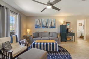 Smart TV - Perfect for families and groups! Enjoy a spacious home with a screened patio, fire pit, and kid-friendly yard. Prime location near the Science Center and main roads. Flexible beds make it ideal for extended stays. Comfort and connection await! (Fort Walton Beach)
