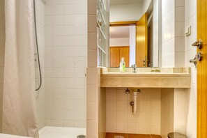 Shower, hair dryer, towels, soap - Mar Azul, a Home in Madeira (Porto Santo)
