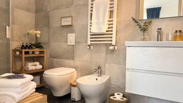 Deluxe-Penthouse, Blick auf den Innenhof | Badezimmer