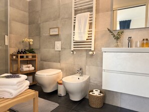 Deluxe-Penthouse, Blick auf den Innenhof | Badezimmer