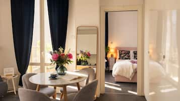 Penthouse Deluxe - utsikt mot innergården | Skrivbord, arbetsyta för laptop, mörkläggningsgardiner och ljudisolering