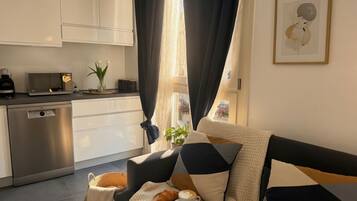 Penthouse Deluxe, vue cour intérieure | Coin séjour