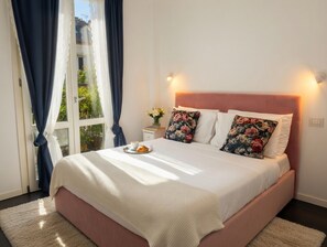 Deluxe Penthouse, Courtyard View | Meja, ruang kerja komputer riba, langsir/tirai gelap terus, kalis bunyi 